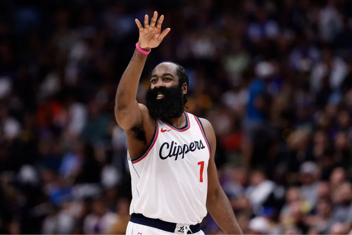 26 de octubre de 2024; Denver, Colorado, EE. UU.; El base de Los Angeles Clippers, James Harden (1), hace un gesto en el segundo cuarto contra los Denver Nuggets en el Ball Arena. Crédito obligatorio: Isaiah J. Downing-Imagn Images