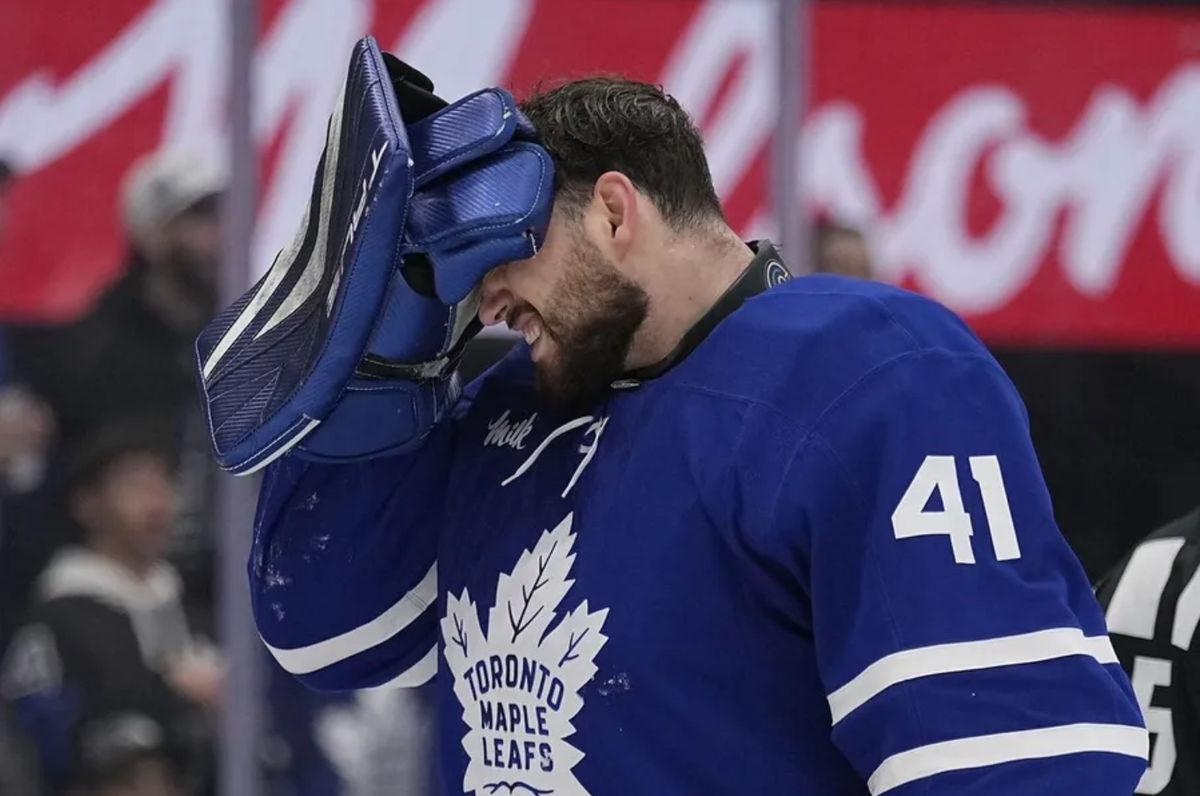 5 de mayo de 2025; Toronto, Ontario, Canadá; El portero de los Toronto Maple Leafs, Anthony Stolarz (41), reacciona tras un choque con el delantero de los Florida Panthers, Sam Bennett (no aparece en la foto), durante el segundo periodo del primer partido de la segunda ronda de los Playoffs de la Copa Stanley 2025 en el Scotiabank Arena. Crédito obligatorio: John E. Sokolowski-Imagn Images.