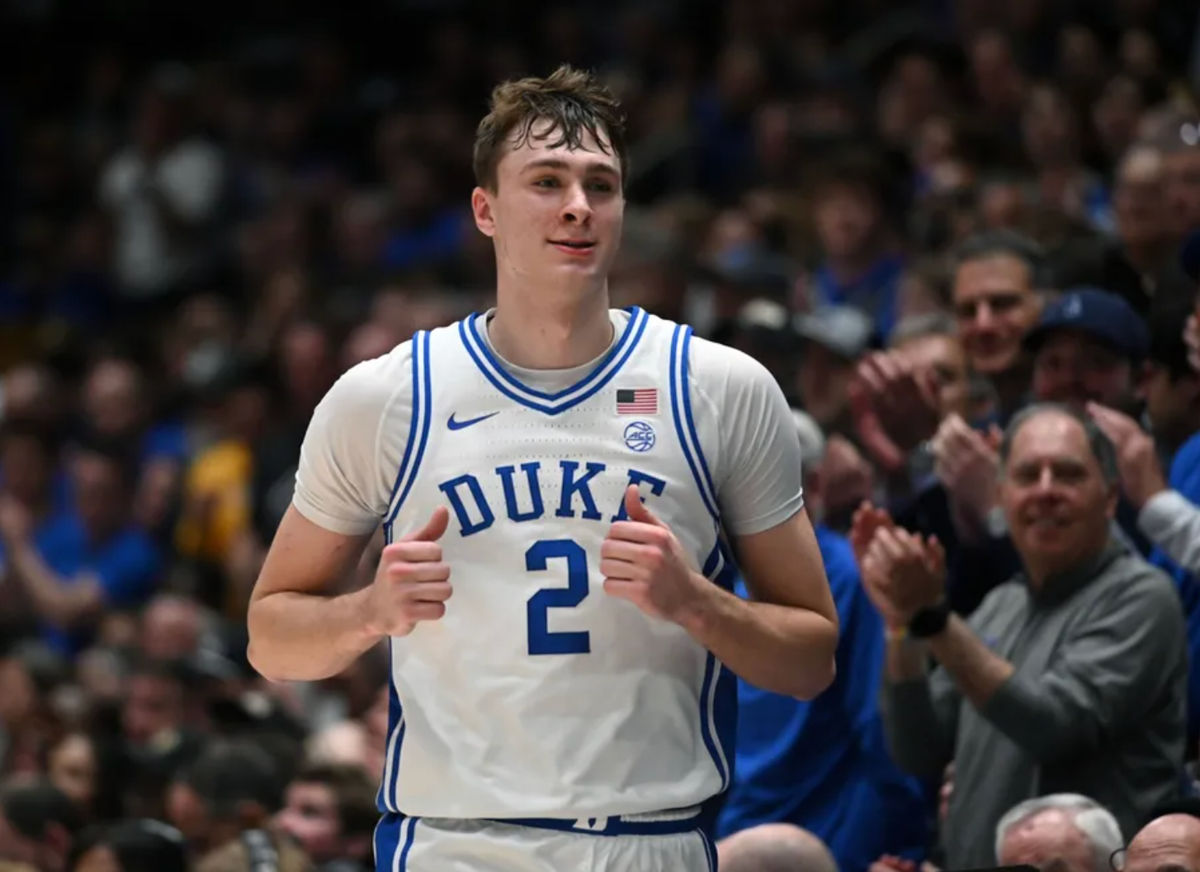 3 de marzo de 2025; Durham, Carolina del Norte, EE. UU.; El delantero de los Duke Blue Devils, Cooper Flagg (2), reacciona al ir a la banca durante la segunda mitad contra los Wake Forest Demon Deacons en el Estadio Cubierto Cameron. Los Blue Devils ganaron 93-60. Crédito obligatorio: Rob Kinnan-Imagn Images