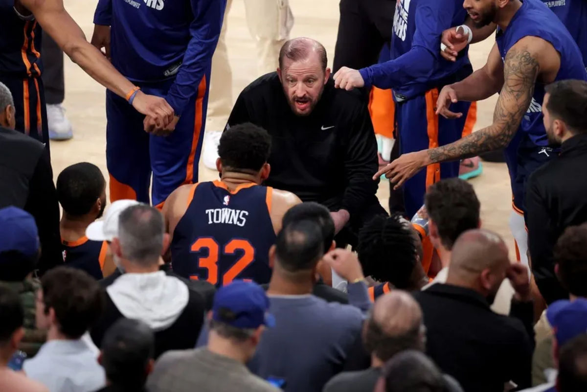 21 de abril de 2025; Nueva York, EE. UU.; El entrenador de los New York Knicks, Tom Thibodeau, habla con su equipo en la banca durante un tiempo muerto en el último cuarto del segundo partido de la primera ronda de los Playoffs de la NBA 2024 contra los Detroit Pistons en el Madison Square Garden. Crédito obligatorio: Brad Penner-Imagn Images.