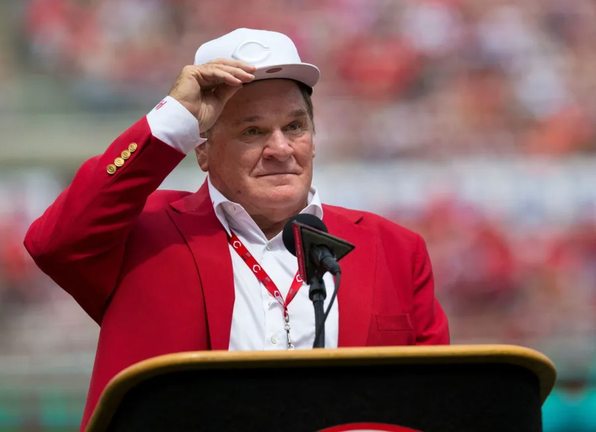 Un emocionado miembro del Salón de la Fama de los Cincinnati Reds, Pete Rose, se ajusta la gorra mientras toma el micrófono durante una ceremonia previa al juego para la inauguración de la estatua de bronce de Pete Rose que se instala afuera del estadio antes del juego de la Liga Nacional MLB entre los Cincinnati Reds y los Los Angeles Dodgers en el Great American Ball Park en el centro de Cincinnati el sábado 17 de junio de 2017. Pete Rose