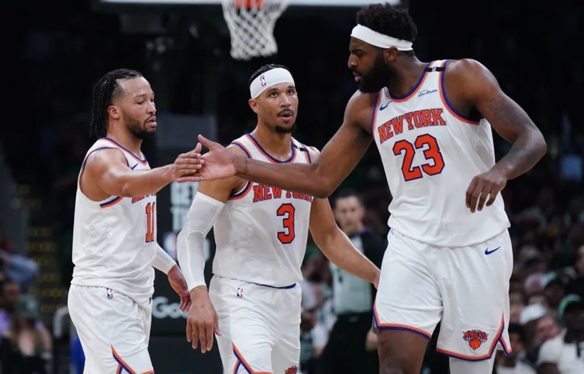 7 de mayo de 2025; Boston, Massachusetts, EE. UU.; El base de los New York Knicks, Jalen Brunson (11), y el pívot Mitchell Robinson (23) reaccionan tras una jugada contra los Boston Celtics en la segunda mitad del segundo partido de la segunda ronda de los Playoffs de la NBA de 2025 en el TD Garden. Crédito obligatorio: David Butler II-Imagn Images.