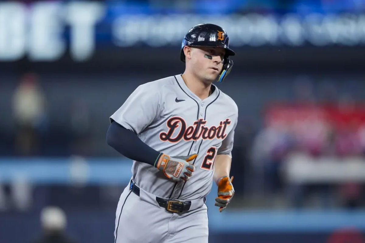 17 de mayo de 2025; Toronto, Ontario, Canadá; El primera base de los Tigres de Detroit, Spencer Torkelson (20), celebra un jonrón contra los Azulejos de Toronto durante la segunda entrada de su partido de la MLB en el Rogers Centre. Crédito obligatorio: Kevin Sousa-Imagn Images