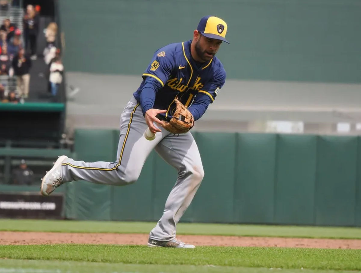 24 de abril de 2025; San Francisco, California, EE. UU.; El tercera base de los Cerveceros de Milwaukee, Vinny Capra (18), no pudo controlar la pelota en una jugada contra los Gigantes de San Francisco durante la sexta entrada en el Oracle Park. Crédito obligatorio: Kelley L. Cox-Imagn Images