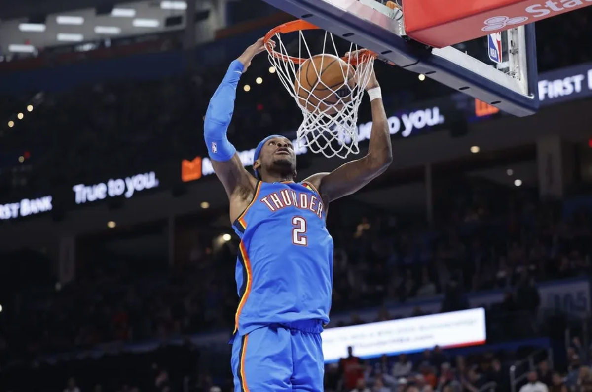 12 de febrero de 2025; Oklahoma City, Oklahoma, EE. UU.; El base del Oklahoma City Thunder, Shai Gilgeous-Alexander (2), realiza un mate contra el Miami Heat durante la segunda mitad en el Paycom Center. Crédito obligatorio: Alonzo Adams-Imagn Images