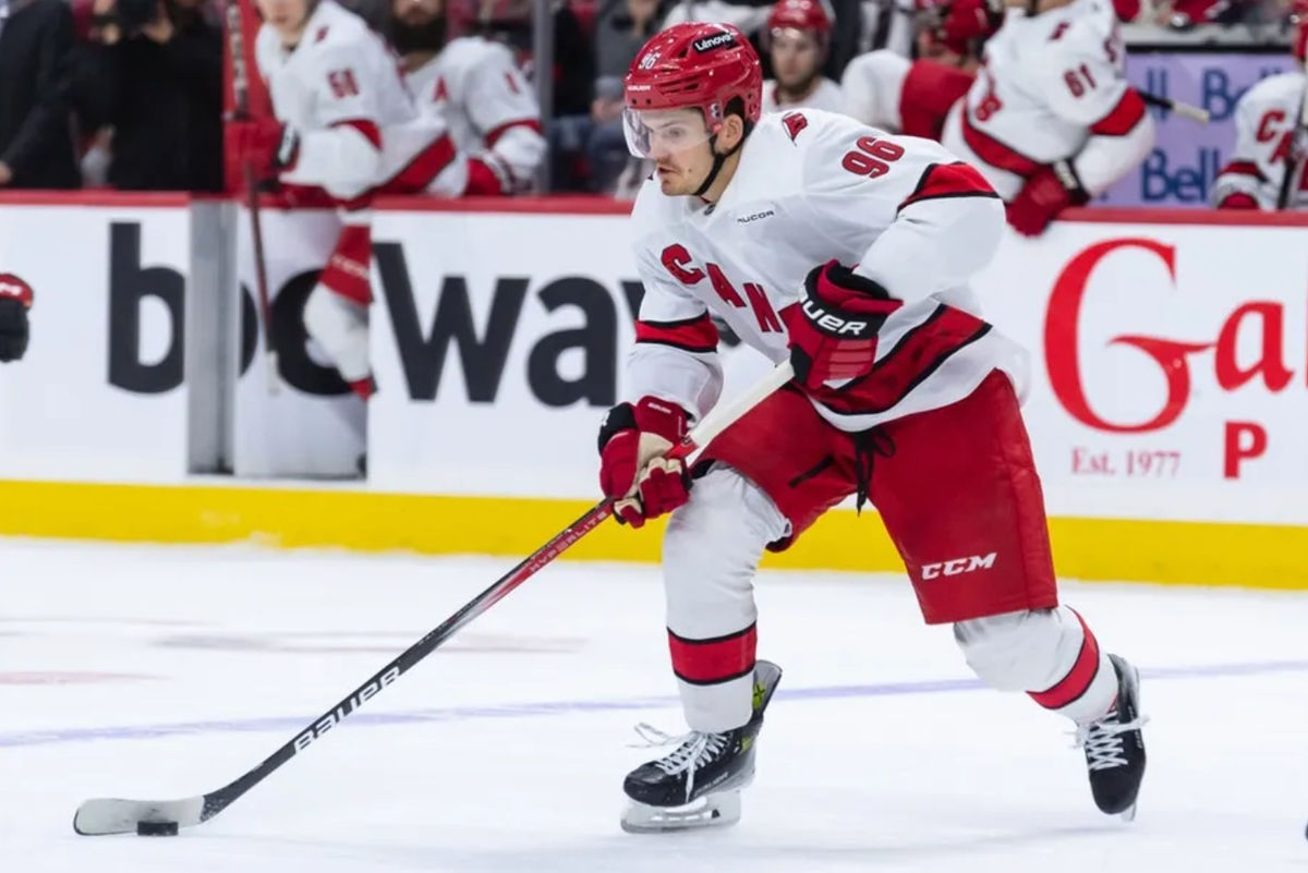 17 de abril de 2025; Ottawa, Ontario, Canadá; El centro de los Carolina Hurricanes, Jack Roslovic (96), patina con el disco en el segundo periodo contra los Ottawa Senators en el Canadian Tire Centre. Crédito obligatorio: Marc DesRosiers-Imagn Images