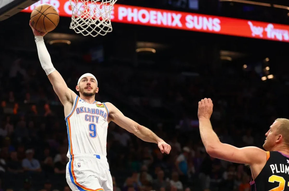 9 de abril de 2025; Phoenix, Arizona, EE. UU.; El base del Oklahoma City Thunder, Alex Caruso (9), lanza contra los Phoenix Suns durante la segunda mitad en el Footprint Center. Crédito obligatorio: Mark J. Rebilas-Imagn Images