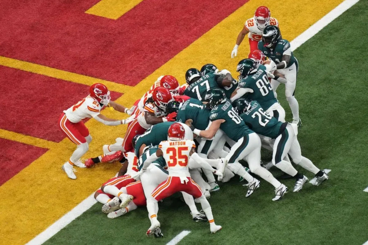 9 de febrero de 2025; Nueva Orleans, Luisiana, EE. UU.; El mariscal de campo de los Philadelphia Eagles, Jalen Hurts (1), acarrea el balón para un touchdown contra los Kansas City Chiefs durante el primer cuarto del Super Bowl LIX en el Caesars Superdome. Crédito obligatorio: Kirby Lee-Imagn Images.