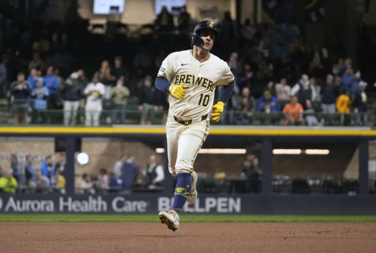 20 de mayo de 2025; Milwaukee, Wisconsin, EE. UU.; El jardinero de los Cerveceros de Milwaukee, Sal Frelick (10), recorre las bases tras conectar un jonrón contra los Orioles de Baltimore en la cuarta entrada en el American Family Field. Crédito obligatorio: Michael McLoone-Imagn Images