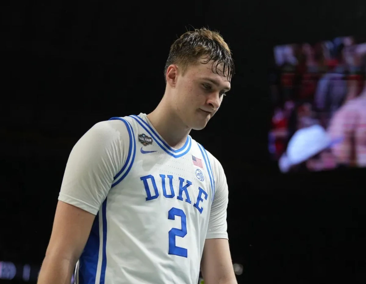 5 de abril de 2025; San Antonio, Texas, EE. UU.; El delantero de los Duke Blue Devils, Cooper Flagg (2), abandona la cancha tras perder contra los Houston Cougars en las semifinales de la Final Four masculina del Torneo de la NCAA 2025 en el Alamodome. Crédito obligatorio: Robert Deutsch-Imagn Images.