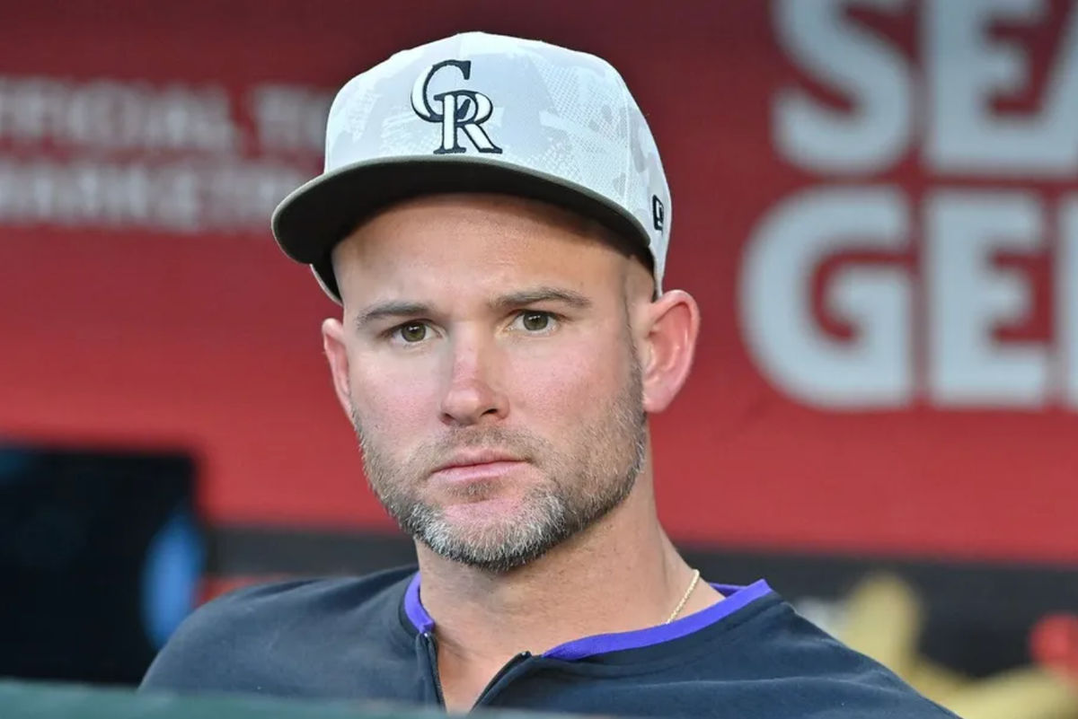 16 de mayo de 2025; Phoenix, Arizona, EE. UU.; El mánager interino de los Colorado Rockies, Warren Schaeffer (34), observa antes del partido contra los Diamondbacks de Arizona en el Chase Field. Crédito obligatorio: Matt Kartozian-Imagn Images