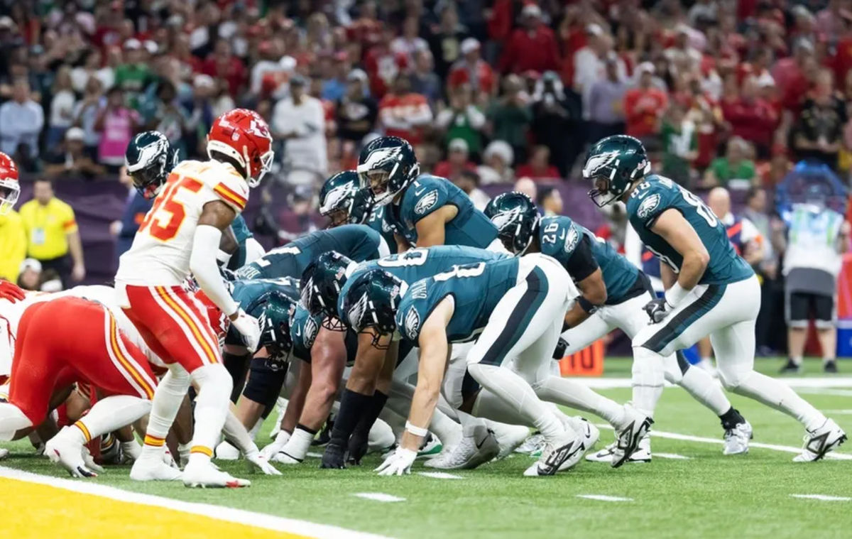 9 de febrero de 2025; Nueva Orleans, LA, EE. UU.; El mariscal de campo de los Philadelphia Eagles, Jalen Hurts (1), se alinea para la jugada de empuje en la línea de gol contra los Kansas City Chiefs durante el Super Bowl LIX en el Caesars Superdome. Crédito obligatorio: Mark J. Rebilas-Imagn Images