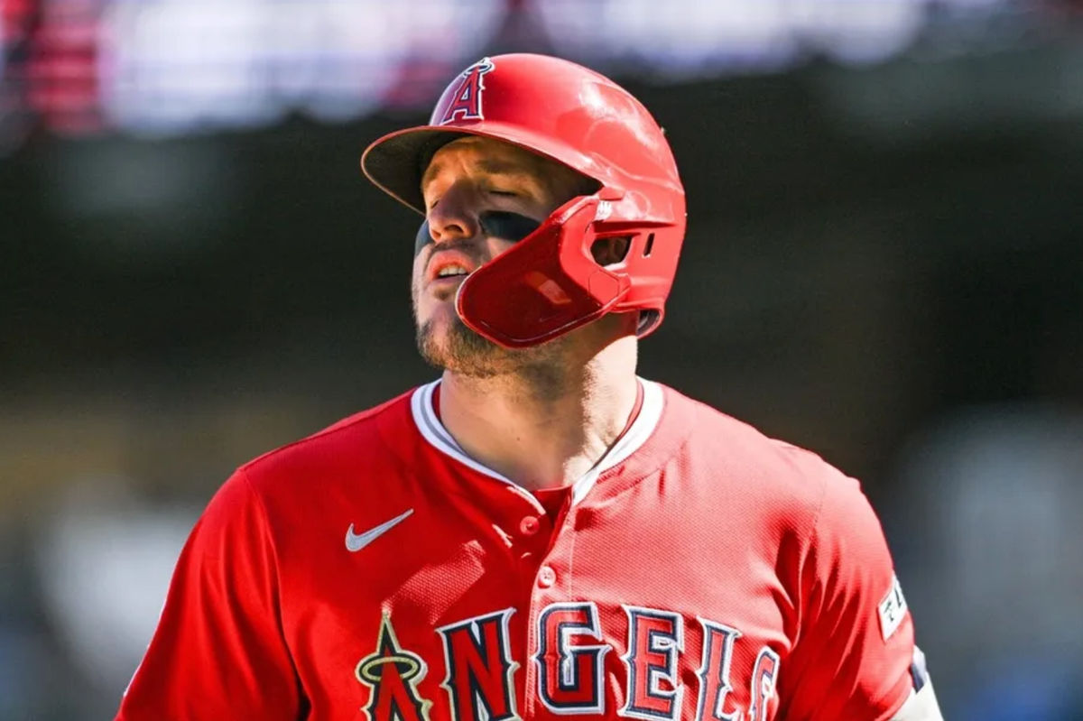 26 de abril de 2025; Minneapolis, Minnesota, EE. UU.; El jardinero de los Angelinos de Los Ángeles, Mike Trout (27), reacciona tras batear una línea durante la novena entrada contra los Mellizos de Minnesota en el Target Field. Crédito obligatorio: Jeffrey Becker-Imagn Images