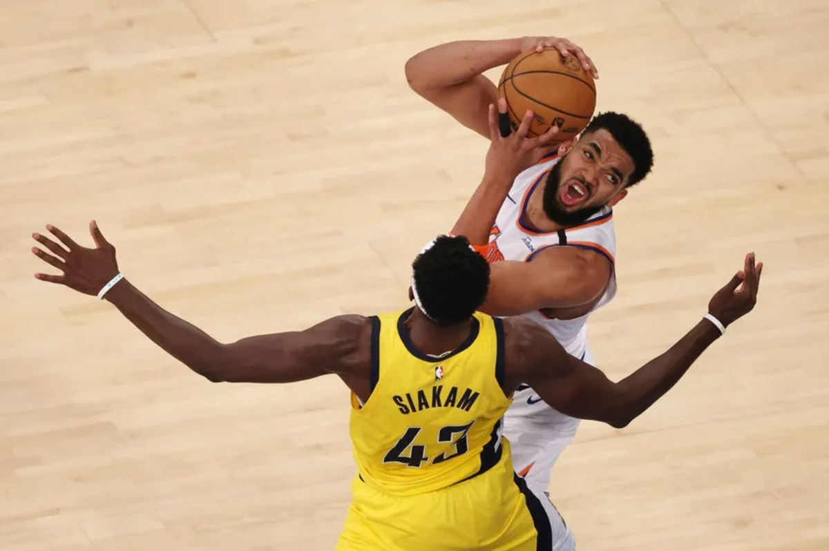 23 de mayo de 2025; Nueva York, EE. UU.; El pívot de los New York Knicks, Karl-Anthony Towns (32), controla el balón contra el alero de los Indiana Pacers, Pascal Siakam (43), en el segundo cuarto del segundo partido de las finales de la Conferencia Este de los Playoffs de la NBA de 2025 en el Madison Square Garden. Crédito obligatorio: Vincent Carchietta-Imagn Images.