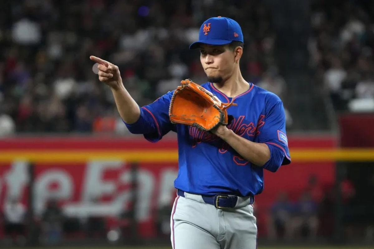 May 7, 2025; Phoenix, Arizona, USA; New York Mets pitcher Kodai Senga (34) reacts to a play against the Arizona Diamondbacks in the first inning at Chase Field. Mandatory Credit: Rick Scuteri-Imagn Images