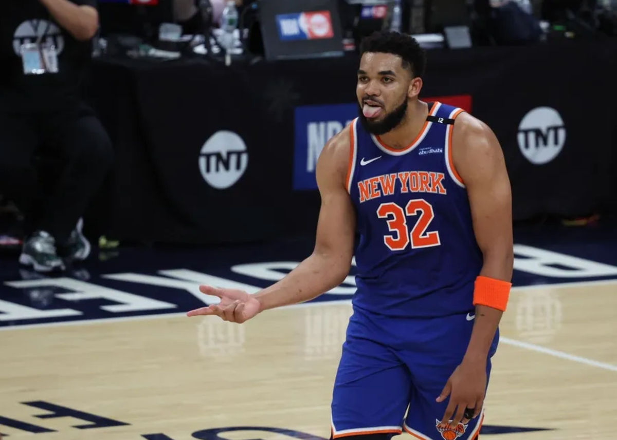 25 de mayo de 2025; Indianápolis, Indiana, EE. UU.; El pívot de los New York Knicks, Karl-Anthony Towns (32), reacciona durante el último cuarto contra los Indiana Pacers durante el tercer partido de las finales de la Conferencia Este de los Playoffs de la NBA de 2025 en el Gainbridge Fieldhouse. Crédito obligatorio: Trevor Ruszkowski-Imagn Images