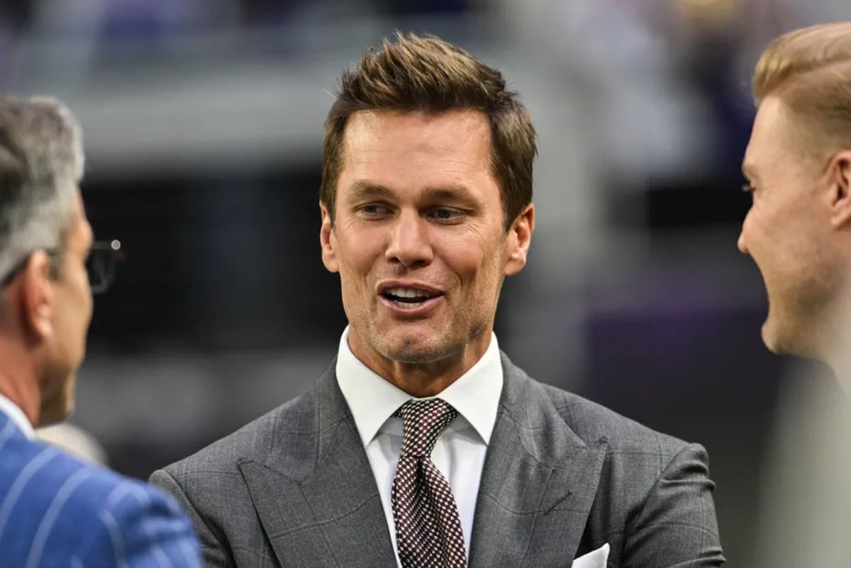 29 de dezembro de 2024; Minneapolis, Minnesota, EUA; O apresentador da FOX e ex-quarterback da NFL, Tom Brady, assiste antes do jogo entre o Minnesota Vikings e o Green Bay Packers no Estádio U.S. Bank. Crédito obrigatório: Jeffrey Becker-Imagn Images