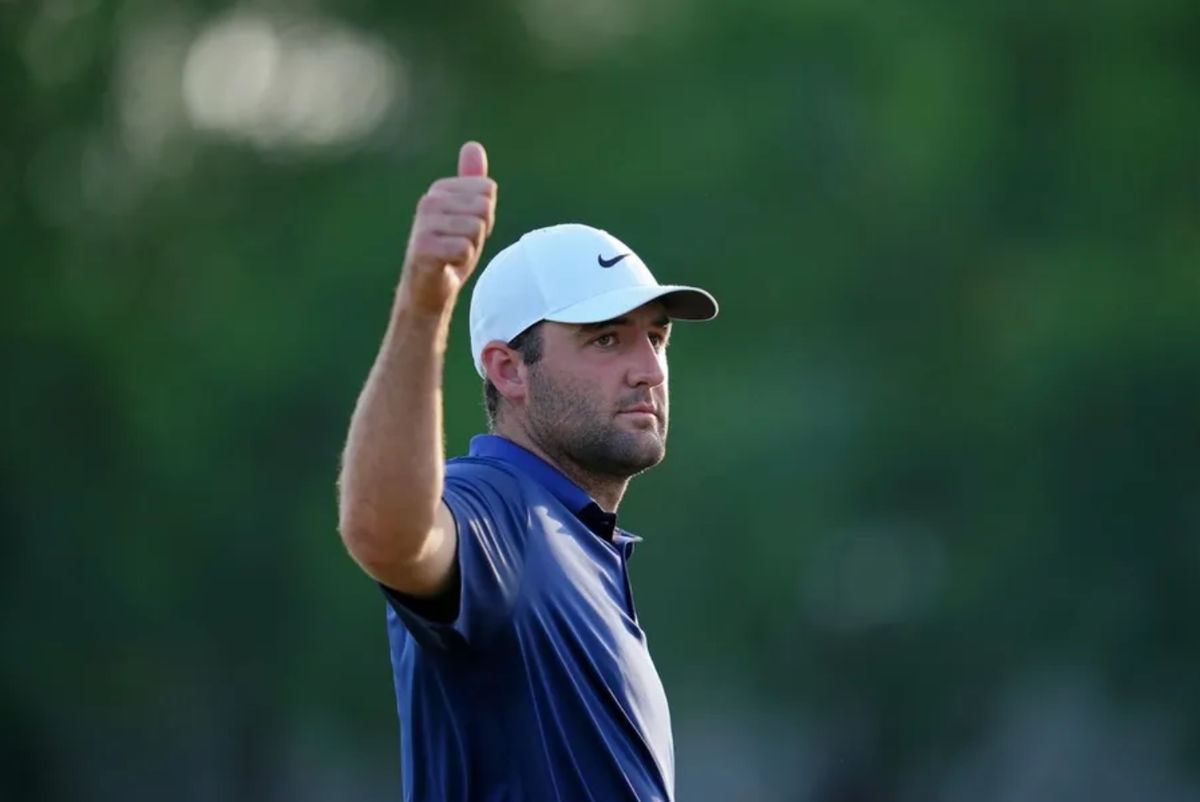 18 de maio de 2025; Charlotte, Carolina do Norte, EUA; Scottie Scheffler comemora após vencer o torneio de golfe do Campeonato PGA em Quail Hollow. Crédito obrigatório: Aaron Doster-Imagn Images