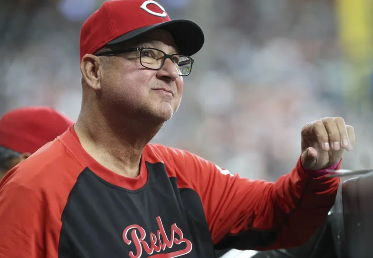 11 de mayo de 2025; Houston, Texas, EE. UU.; El mánager de los Cincinnati Reds, Terry Francona (77), observa desde el dugout el partido contra los Houston Astros en el Daikin Park. Crédito obligatorio: Troy Taormina-Imagn Images