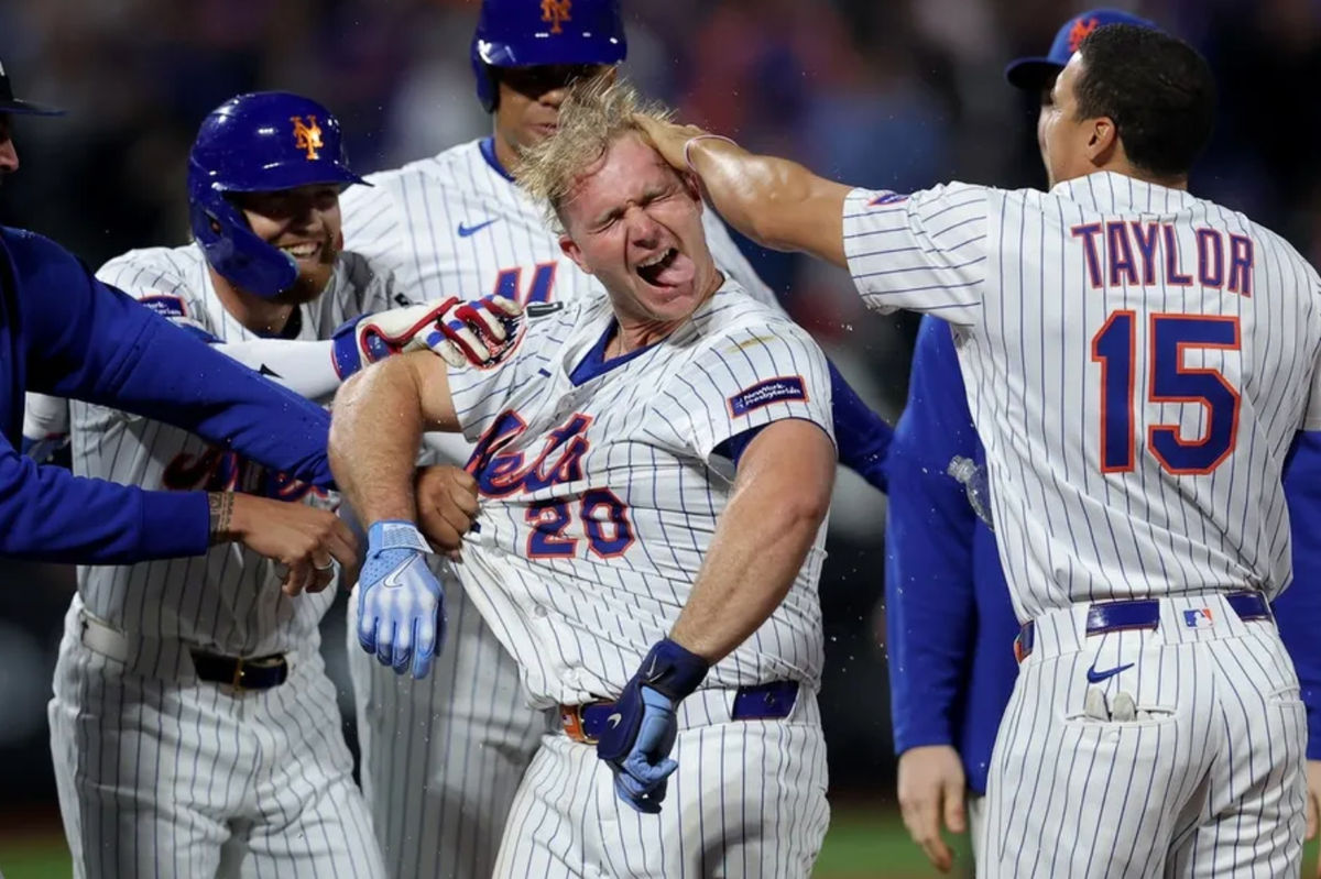 12 de mayo de 2025; Nueva York, EE. UU.; El primera base de los Mets de Nueva York, Pete Alonso (20), celebra con sus compañeros tras su elevado de sacrificio productor que dejó tendido al rival en la novena entrada contra los Piratas de Pittsburgh en el Citi Field. Crédito obligatorio: Brad Penner-Imagn Images
