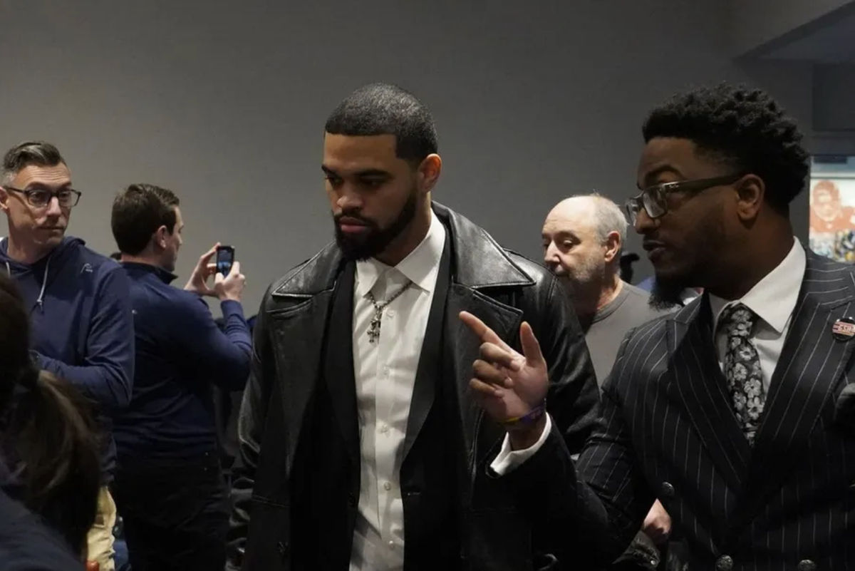 22 de enero de 2025; Lake Forest, Illinois, EE. UU.; El mariscal de campo de los Chicago Bears, Caleb Williams, llega a una conferencia de prensa en el PNC Center para presentar al nuevo entrenador en jefe, Ben Johnson. Crédito obligatorio: David Banks-Imagn Images