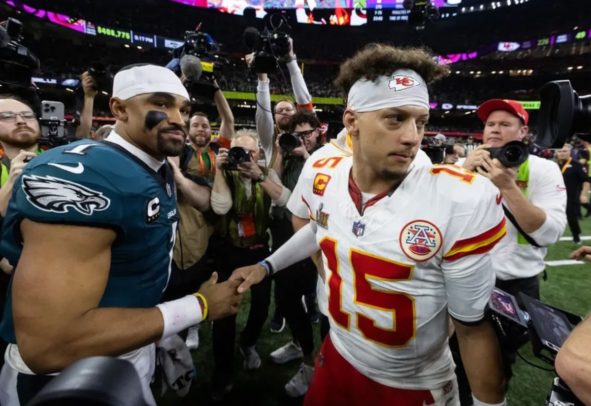 9 de febrero de 2025; Nueva Orleans, LA, EE. UU.; El mariscal de campo de los Philadelphia Eagles, Jalen Hurts (1), saluda al mariscal de campo de los Kansas City Chiefs, Patrick Mahomes (15), tras el Super Bowl LIX en el Caesars Superdome. Crédito obligatorio: Mark J. Rebilas-Imagn Images