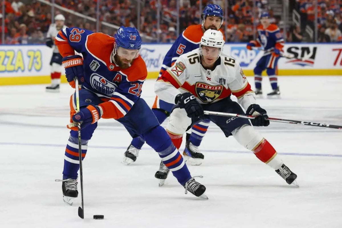 15 de junio de 2024; Edmonton, Alberta, Canadá; El pívot de los Edmonton Oilers, Leon Draisaitl (29), patina con el disco definido por el pívot de los Florida Panthers, Anton Lundell (15), en el primer periodo del cuarto partido de la final de la Copa Stanley 2024 en el Rogers Place. Crédito obligatorio: Perry Nelson-USA TODAY Sports