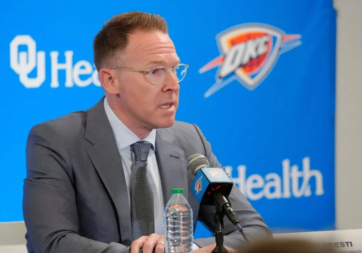 El gerente general del Thunder, Sam Presti, habla durante una conferencia de prensa introductoria para las selecciones del draft de 2024 del Thunder en el Centro de Artes Contemporáneas de Oklahoma en Oklahoma City, el sábado 29 de junio de 2024. FOTO USA TODAY SPORTS IMAGES