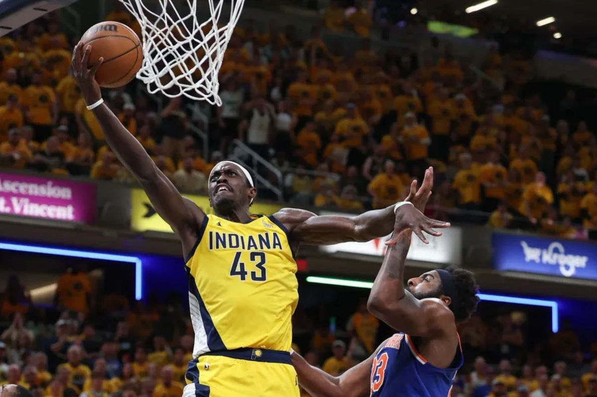 31 de mayo de 2025; Indianápolis, Indiana, EE. UU.; El alero de los Indiana Pacers, Pascal Siakam (43), lanza contra el pívot de los New York Knicks, Mitchell Robinson (23), en el segundo cuarto del sexto partido de las finales de la Conferencia Este de los Playoffs de la NBA de 2025 en el Gainbridge Fieldhouse. Crédito obligatorio: Trevor Ruszkowski-Imagn Images.