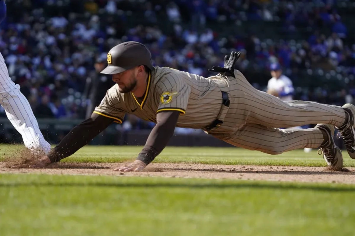 6 de abril de 2025; Chicago, Illinois, EE. UU.; El jardinero de los Padres de San Diego, Jackson Merrill (3), se lanza a la primera base contra los Cachorros de Chicago durante la octava entrada en el Wrigley Field. Crédito obligatorio: David Banks-Imagn Images