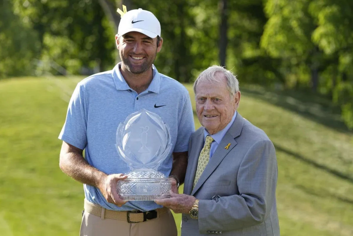 9 de junho de 2024; Dublin, Ohio, EUA; Scottie Scheffler (à esquerda) posa com o troféu com o golfista aposentado Jack Nicklaus (à direita) após vencer o Torneio Memorial no Muirfield Village Golf Club. Crédito obrigatório: Adam Cairns-Imagn Images