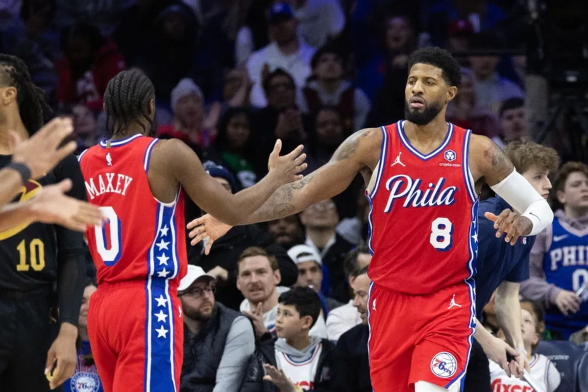 24 de enero de 2025; Filadelfia, Pensilvania, EE. UU.; El alero de los Philadelphia 76ers, Paul George (8), choca los cinco con el base Tyrese Maxey (0) tras anotar durante el último cuarto contra los Cleveland Cavaliers en el Wells Fargo Center. Crédito obligatorio: Bill Streicher-Imagn Images.