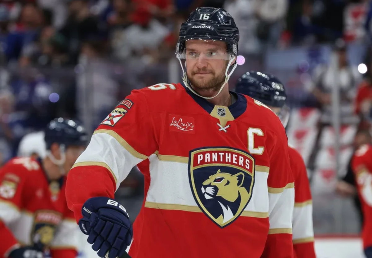 11 de mayo de 2025; Sunrise, Florida, EE. UU.; El pívot de los Florida Panthers, Aleksander Barkov (16), calienta contra los Toronto Maple Leafs antes del cuarto partido de la segunda ronda de los Playoffs de la Copa Stanley 2025 en el Amerant Bank Arena. Crédito obligatorio: Kim Klement Neitzel-Imagn Images.