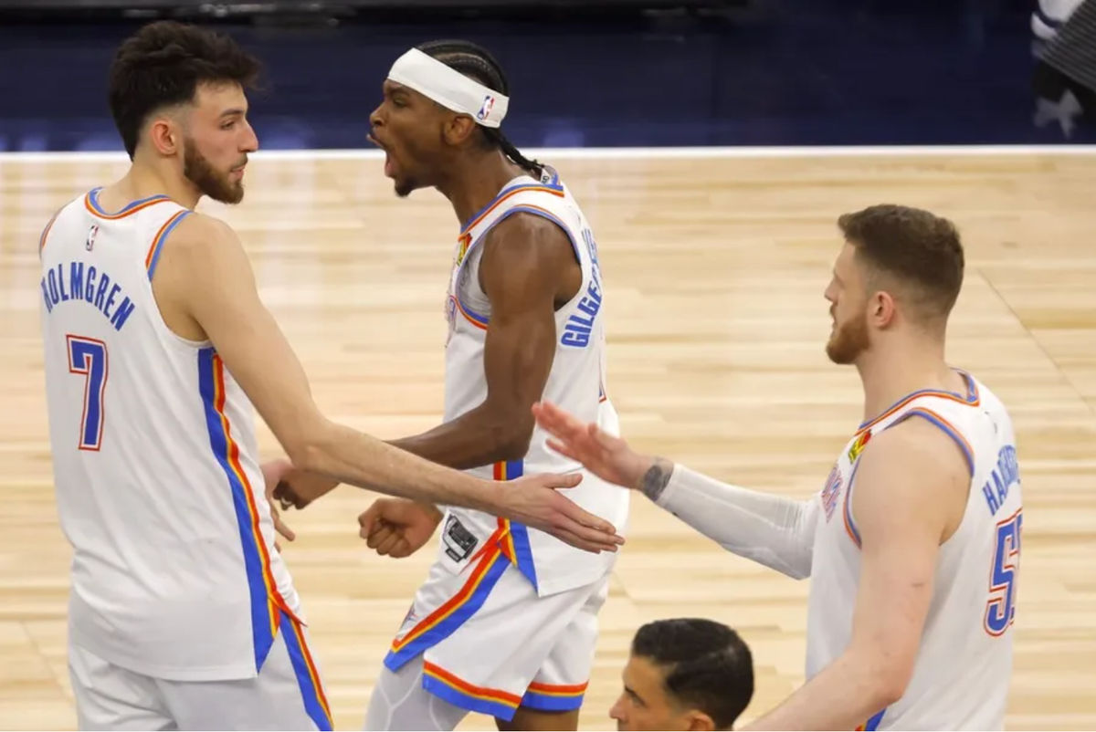 26 de mayo de 2025; Minneapolis, Minnesota, EE. UU.; El alero del Oklahoma City Thunder, Chet Holmgren (7), el base Shai Gilgeous-Alexander (2) y el pívot Isaiah Hartenstein (55) reaccionan tras derrotar a los Minnesota Timberwolves en el cuarto partido de las finales de la Conferencia Oeste de los Playoffs de la NBA de 2025 en el Target Center. Crédito obligatorio: Bruce Kluckhohn-Imagn Images.