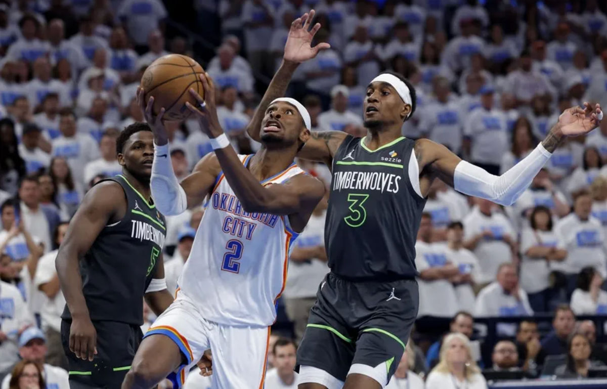 20 de mayo de 2025; Oklahoma City, Oklahoma, EE. UU.; El base del Oklahoma City Thunder, Shai Gilgeous-Alexander (2), penetra contra el alero de los Minnesota Timberwolves, Jaden McDaniels (3), en el último cuarto del primer partido de las finales de la Conferencia Oeste de los Playoffs de la NBA de 2025 en el Paycom Center. Crédito obligatorio: Alonzo Adams-Imagn Images