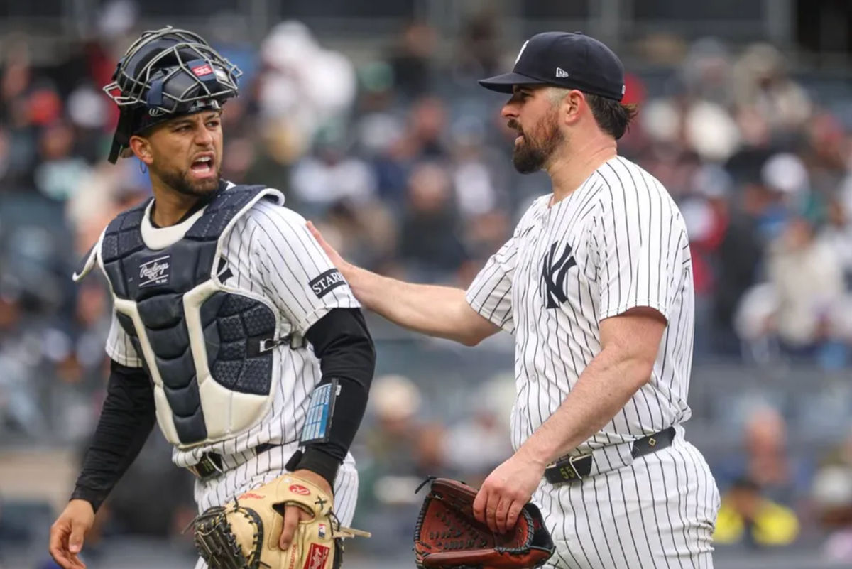 22 de mayo de 2025; Bronx, Nueva York, EE. UU.; El lanzador abridor de los Yankees de Nueva York, Carlos Rodón (55), con el receptor J.C. Escarrá (25) tras la parte alta de la sexta entrada contra los Rangers de Texas en el Yankee Stadium. Crédito obligatorio: Vincent Carchietta-Imagn Images