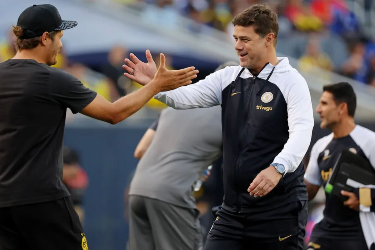2 de agosto de 2023; Chicago, Illinois, EUA; O técnico do Borussia Dortmund, Edin Terzic (à esquerda), aperta a mão do técnico do Chelsea, Mauricio Pochettino (à direita), antes do jogo no Soldier Field. Crédito obrigatório: Jon Durr-Imagn Images