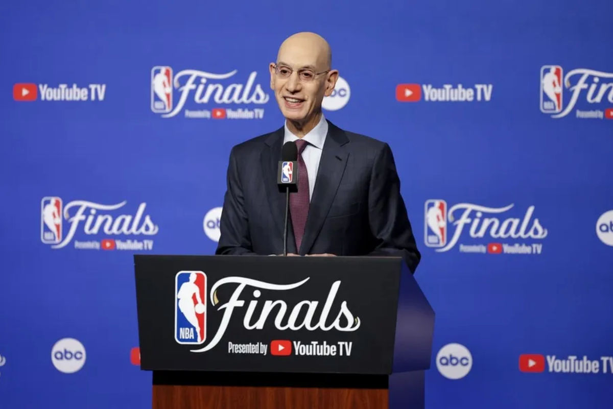 5 de junio de 2025; Oklahoma City, Oklahoma, EE. UU.; El comisionado de la NBA, Adam Silver, habla con los medios antes del primer partido entre los Oklahoma City Thunder y los Indiana Pacers de las Finales de la NBA de 2025 en el Paycom Center. Crédito obligatorio: Alonzo Adams-Imagn Images