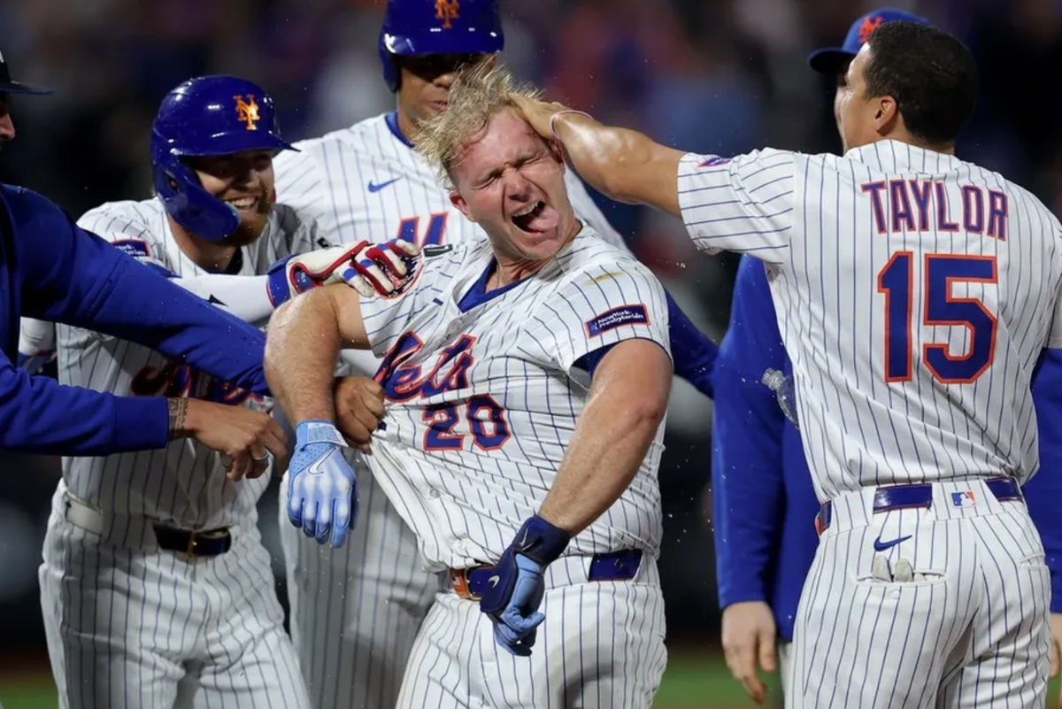 12 de mayo de 2025; Nueva York, EE. UU.; El primera base de los Mets de Nueva York, Pete Alonso (20), celebra con sus compañeros tras su elevado de sacrificio productor que dejó tendido al rival en la novena entrada contra los Piratas de Pittsburgh en el Citi Field. Crédito obligatorio: Brad Penner-Imagn Images