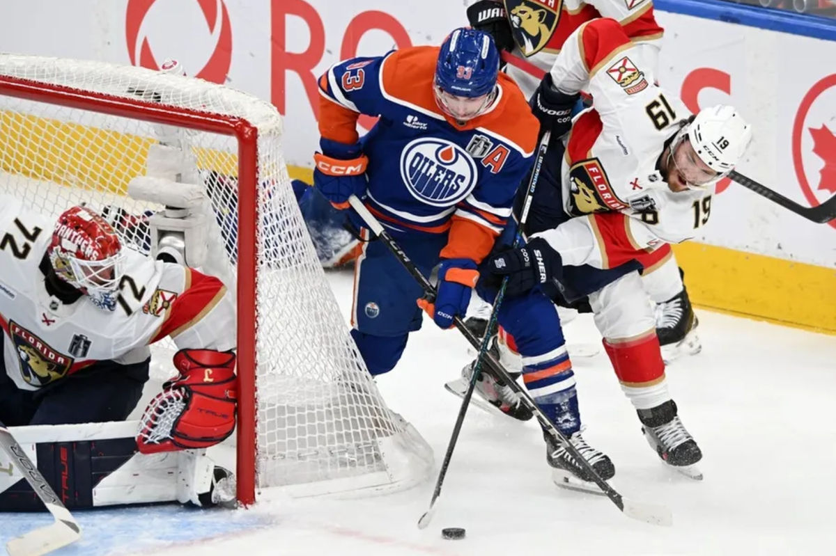 4 de junio de 2025; Edmonton, Alberta, Canadá; El centro de los Edmonton Oilers, Ryan Nugent-Hopkins (93), y el extremo izquierdo de los Florida Panthers, Matthew Tkachuk (19), intentan recuperar un disco suelto durante el segundo periodo del primer partido de la final de la Copa Stanley 2025 en el Rogers Place. Crédito obligatorio: Walter Tychnowicz-Imagn Images.