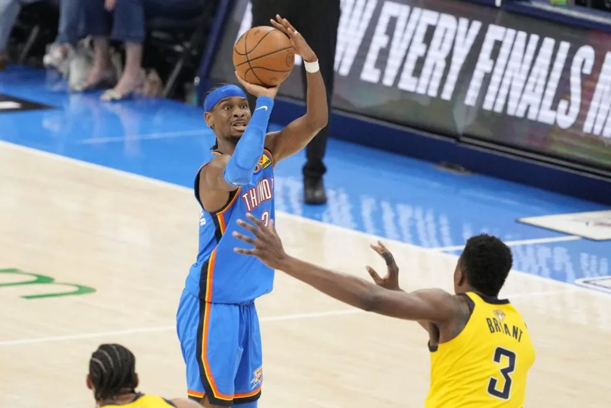 8 de junio de 2025; Oklahoma City, Oklahoma, EE. UU.; El base del Oklahoma City Thunder, Shai Gilgeous-Alexander (2), lanza contra el pívot de los Indiana Pacers, Thomas Bryant (3), durante la segunda mitad del segundo partido de las Finales de la NBA de 2025 en el Paycom Center. Crédito obligatorio: Kyle Terada-Imagn Images.