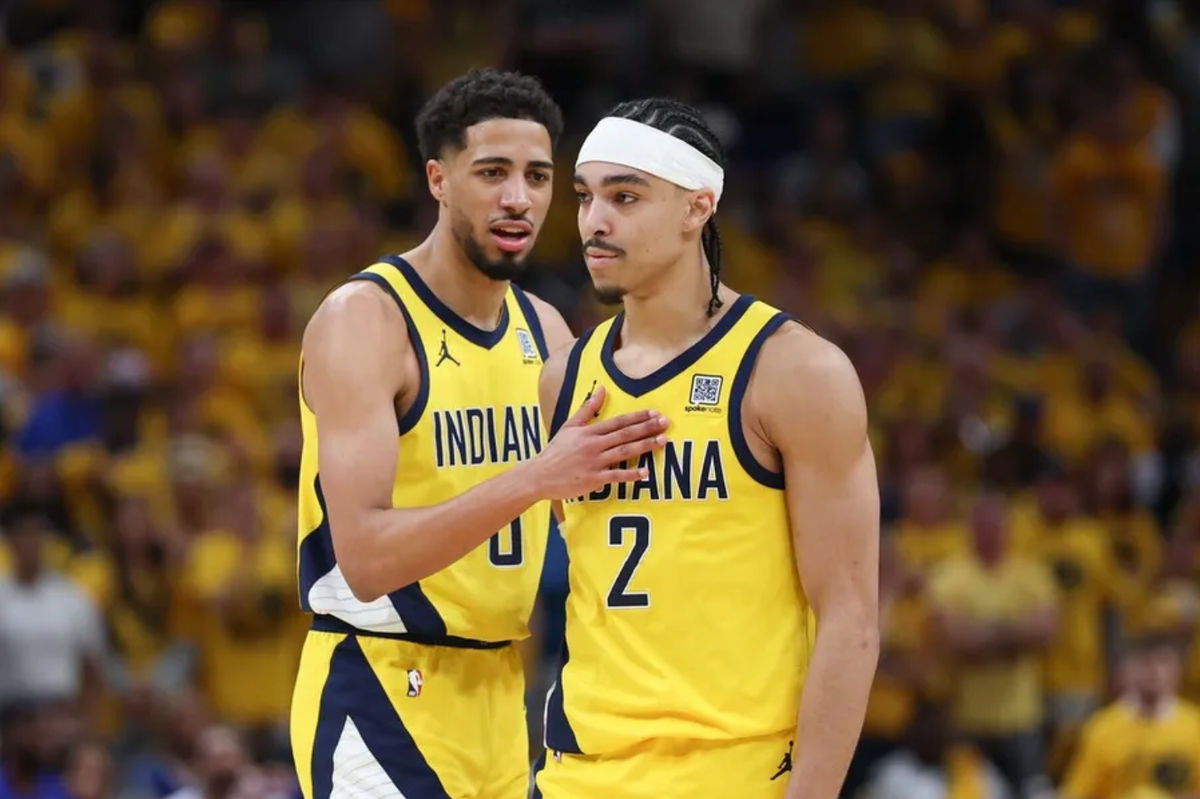 31 de mayo de 2025; Indianápolis, Indiana, EE. UU.; El base de los Indiana Pacers, Tyrese Haliburton (0), y el base Andrew Nembhard (2), hablan en el segundo cuarto del sexto partido de las finales de la Conferencia Este contra los New York Knicks por los Playoffs de la NBA de 2025 en el Gainbridge Fieldhouse. Crédito obligatorio: Trevor Ruszkowski-Imagn Images.
