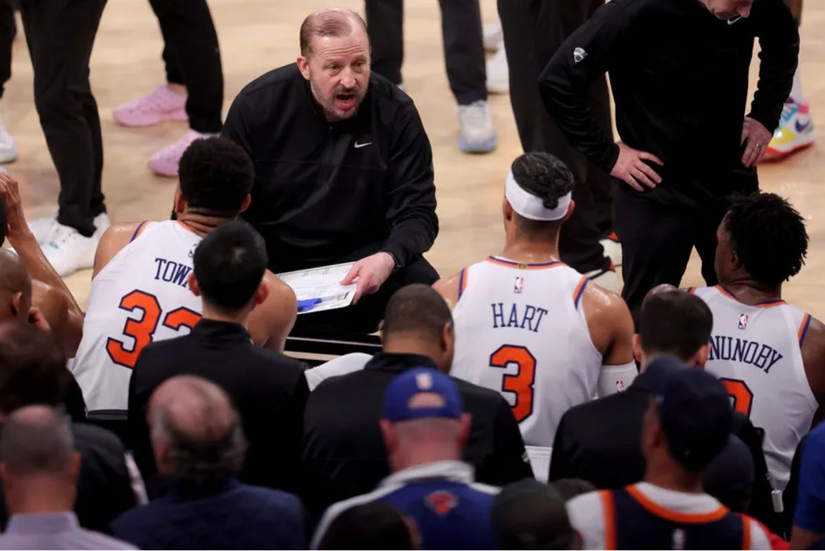 16 de mayo de 2025; Nueva York, EE. UU.; El entrenador de los New York Knicks, Tom Thibodeau, habla con el pívot Karl-Anthony Towns (32), el base Josh Hart (3) y el alero OG Anunoby (8) durante un tiempo muerto en el tercer cuarto del sexto partido de la segunda ronda de los Playoffs de la NBA de 2025 contra los Boston Celtics en el Madison Square Garden. Crédito obligatorio: Brad Penner-Imagn Images.
