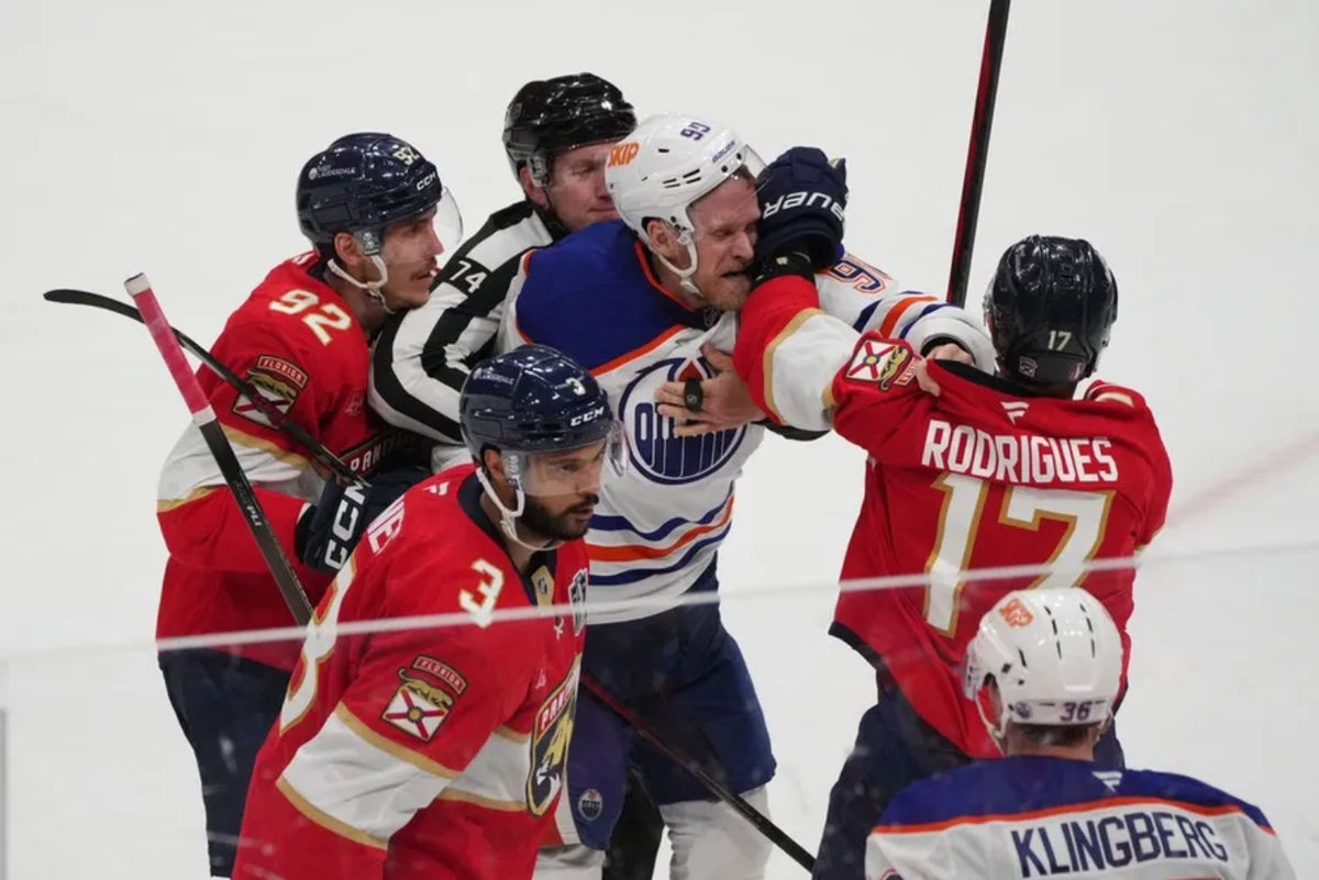 9 de junio de 2025; Sunrise, Florida, EE. UU.; El delantero de los Florida Panthers, Evan Rodrigues (17), se enfrenta al extremo derecho de los Edmonton Oilers, Corey Perry (90), durante el tercer periodo del tercer partido de la final de la Copa Stanley 2025 en el Amerant Bank Arena. Crédito obligatorio: Jim Rassol-Imagn Images.