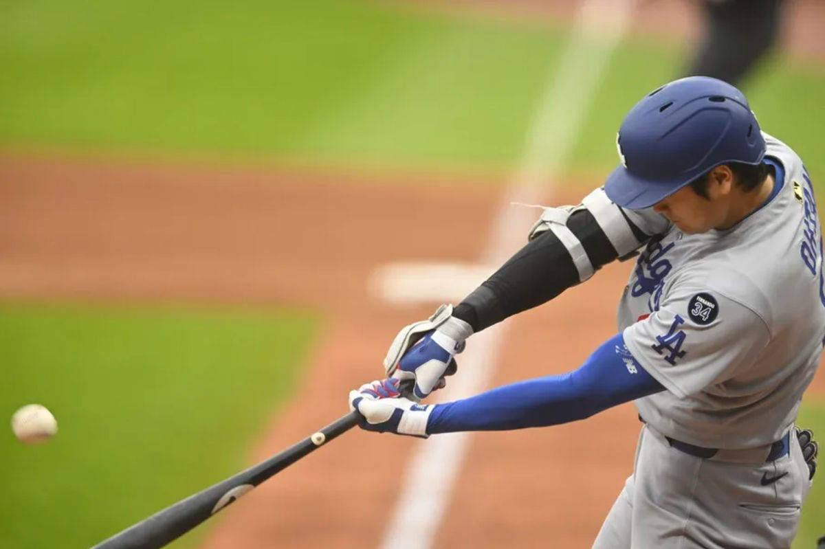 27 de mayo de 2025; Cleveland, Ohio, EE. UU.; El bateador designado de los Dodgers de Los Ángeles, Shohei Ohtani (17), conecta un jonrón de dos carreras en la cuarta entrada contra los Guardianes de Cleveland en el Progressive Field. Crédito obligatorio: David Richard-Imagn Images.