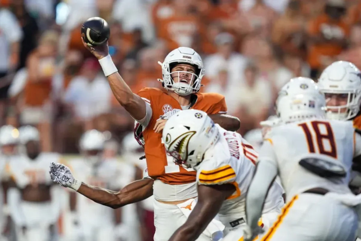 21 de septiembre de 2024; Austin, Texas, EE. UU.; El mariscal de campo de los Texas Longhorns, Arch Manning (16), fue golpeado al lanzar un pase contra los Louisiana Monroe Warhawks en la primera mitad en el Estadio Darrell K Royal-Texas Memorial. Crédito obligatorio: Daniel Dunn-Imagn Images