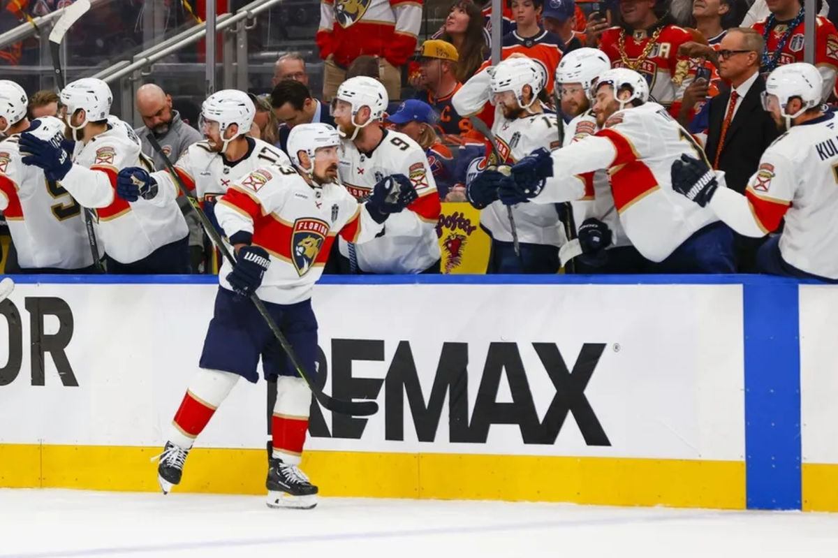 14 de junio de 2025; Edmonton, Alberta, Canadá; El delantero de los Florida Panthers, Brad Marchand (63), celebra un gol durante el tercer periodo contra los Edmonton Oilers en el quinto partido de la final de la Copa Stanley 2025 en el Rogers Place. Crédito obligatorio: Perry Nelson-Imagn Images