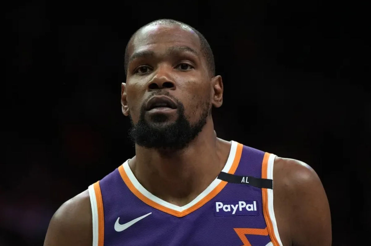 26 de marzo de 2025; Phoenix, Arizona, EE. UU.; El alero de los Phoenix Suns, Kevin Durant (35), observa el partido contra los Boston Celtics durante la segunda mitad en el Footprint Center. Crédito obligatorio: Rick Scuteri-Imagn Images