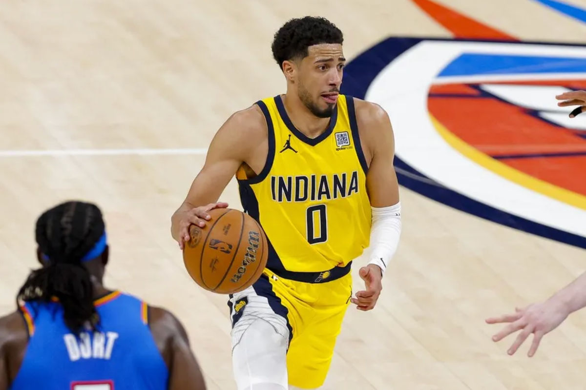 8 de junio de 2025; Oklahoma City, Oklahoma, EE. UU.; El base de los Indiana Pacers, Tyrese Haliburton (0), avanza con el balón contra los Oklahoma City Thunder durante el tercer cuarto del segundo partido de las Finales de la NBA de 2025 en el Paycom Center. Crédito obligatorio: Alonzo Adams-Imagn Images.