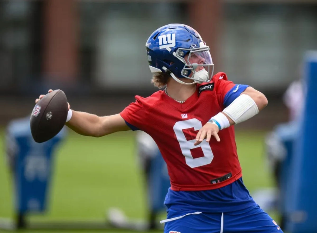 10 de mayo de 2025; East Rutherford, Nueva Jersey, EE. UU.; El mariscal de campo de los New York Giants, Jaxson Dart (6), lanza un pase durante el minicampamento para novatos en el Centro de Entrenamiento Quest Diagnostics. Crédito obligatorio: John Jones-Imagn Images